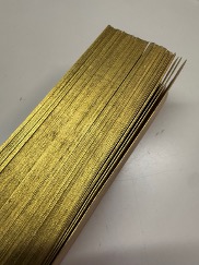 金色のページが重なった本の一部