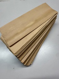 積まれた木製の板の束