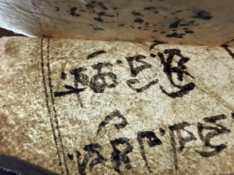 古い書物のページに記された文字